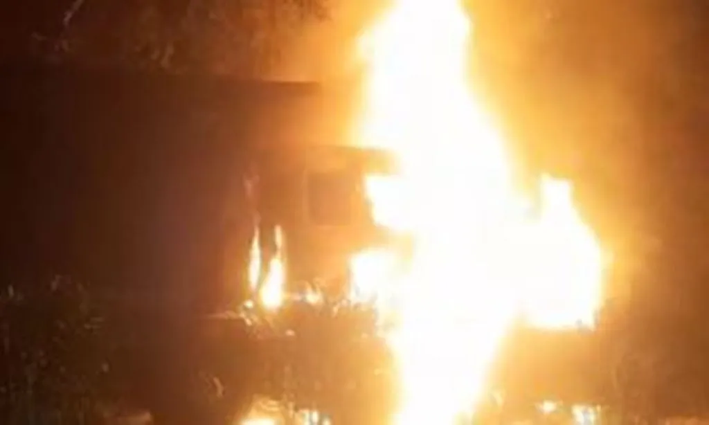 बरेली: भोजीपुरा में टक्कर के बाद डंपर और कार में लगी आग, आठ बराती जिंदा जले