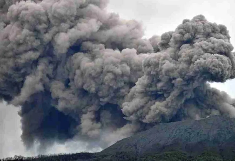 इंडोनेशिया में फिर से हुए ज्वालामुखी विस्फोट के बाद तलाश अभियान रूका, जानिए क्यों? 