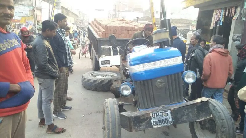 Etawah: रेलवे ट्रैक पर ईंट भरा ट्रैक्टर ट्राली का एक्सल टूटा, टली बड़ी दुर्घटना, रोकी गई ट्रेन
