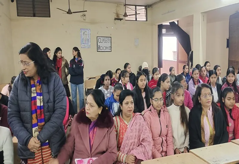 मुरादाबाद : छात्राओं ने उत्साह पूर्वक सुनी प्रधानमंत्री की 'Mann Ki Baat'