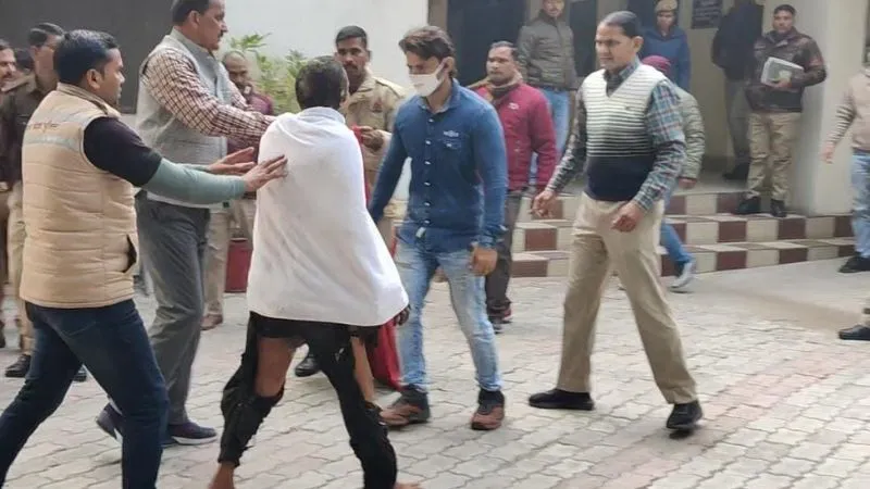 Unnao News: जमीनी विवाद के चलते युवक ने एसपी ऑफिस में किया आत्मदाह का प्रयास, सीओ पर लगाए गंभीर आरोप