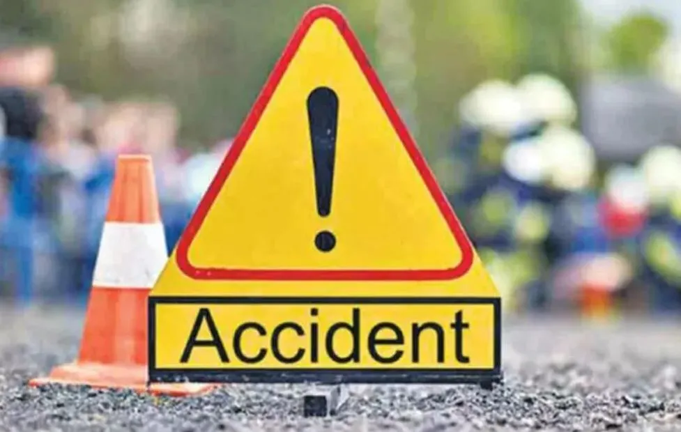 संभल: तेज रफ्तार ट्रक की टक्कर से बाइक सवार दो सगे भाइयों समेत तीन की मौत
