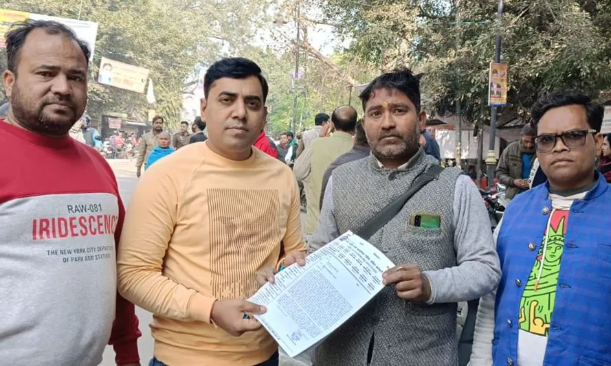 बरेली: बिजली विभाग में तैनात आउटसोर्सिंग कर्मियों ने अपनी समस्याओं को लेकर डीएम को सौंपा ज्ञापन
