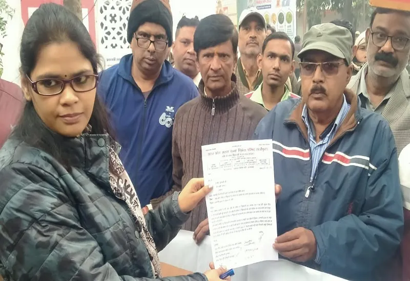 मुरादाबाद : राशन डीलरों ने कलेक्ट्रेट परिसर में किया प्रदर्शन, की 200 रुपये प्रति क्विंटल लाभांश बढ़ाने की मांग