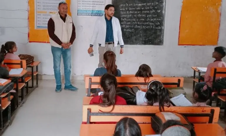 कासगंज: गुरुजी बने एसडीएम, बच्चों से किए सवाल 