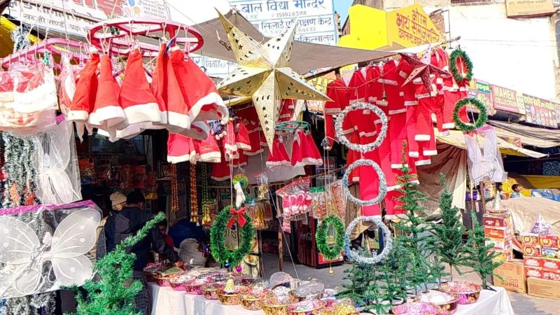 Christmas Day 2023: Unnao में क्रिसमस की पूर्व संध्या पर होती रही तैयारियाँ, शाम को रोशनी में जगमगाएंगे चर्च