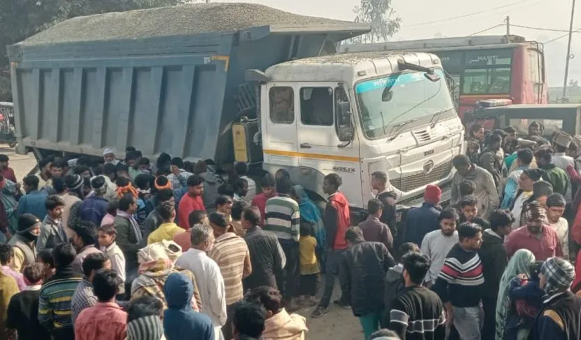 बरेली: मासूम को रेत भरे डंपर ने कुचला, बच्चे की मौके पर मौत, आक्रोशित ग्रामीणों ने किया हंगामा