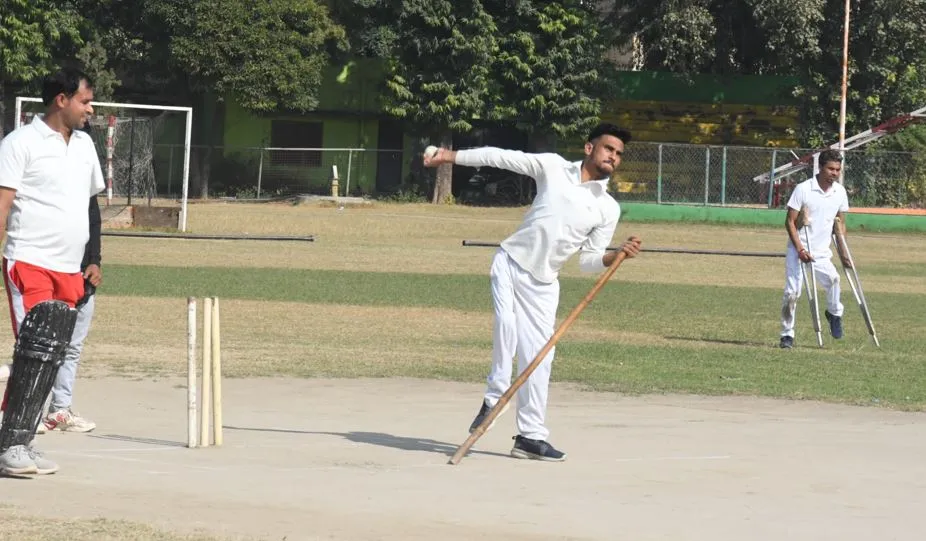 बरेली: दिव्यांगता पीछे छोड़ी...क्रिकेट मैदान में लगा रहे चौके-छक्के