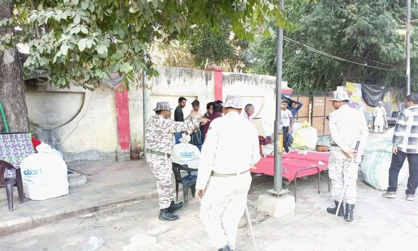  बरेली: नगर निगम का अतिक्रमणकारियों के खिलाफ अभियान दूसरे दिन भी जारी, टीम ने अवैध बाजार लगाने वालों को खदेड़ा 