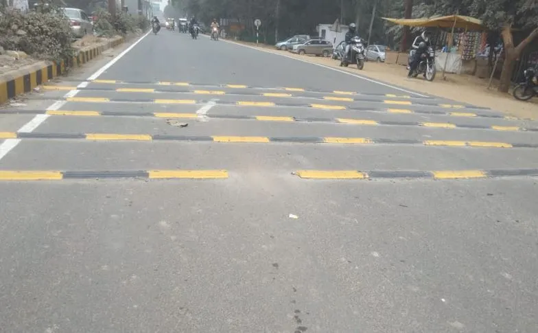 सुरक्षा से खिलवाड़: स्पीड ब्रेकर लगने के सात दिन बाद हुए खराब
