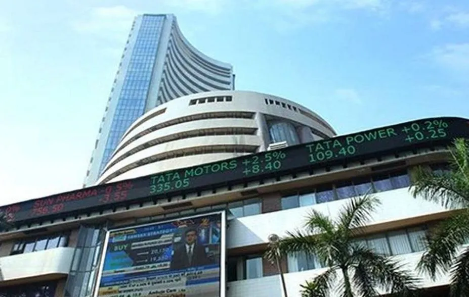 लगातार दूसरे दिन शेयर बाजार में गिरावट, सेंसेक्स 585.92 अंक गिरा