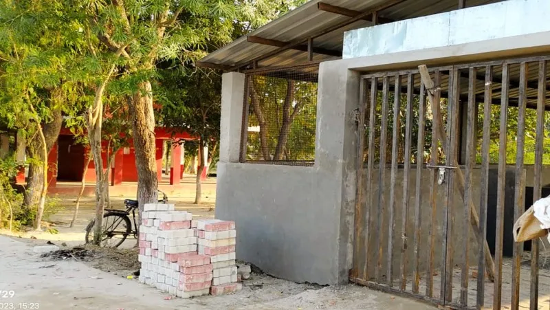 गोंडा अफसरों का कारनामा - हनुमान मंदिर के सामने बना दिया कूड़ा घर (2)