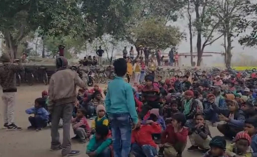 लखीमपुर-खीरी: मांगों को लेकर ग्रामीण समेत परिषदीय विद्यालय के सैकड़ों बच्चे धरने पर बैठे 