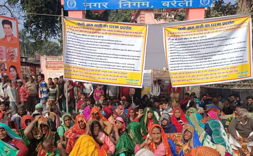 बरेली: गांव में जाने का नहीं रास्ता, पूर्व पार्षद के साथ धरने पर बैठे ग्रामीण