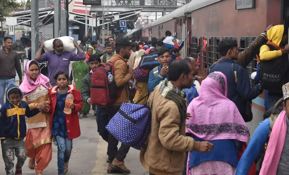 बरेली: रात में डिरेलमेंट के बाद सुबह तक प्रभावित रही ट्रेनों की आवाजाही