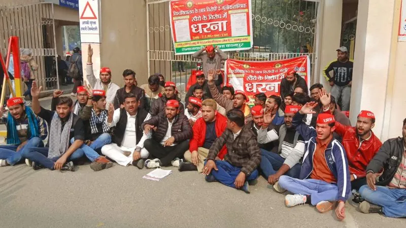 Kanpur News: बीएएमएस छात्रों का साथ देने वाले छात्र को निष्कासित करने पर CSJM गेट पर दिया धरना, जमकर की नारेबाजी