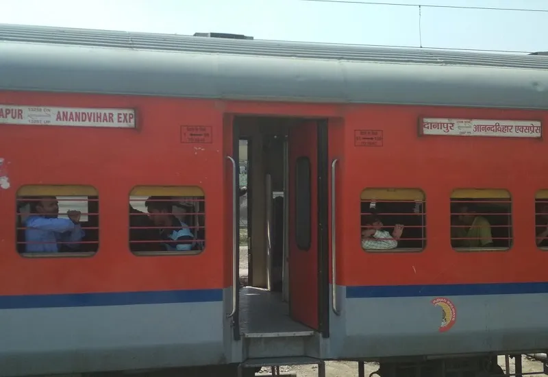 मुरादाबाद : जन साधारण एक्सप्रेस 9 घंटे विलंबित, यात्री परेशान