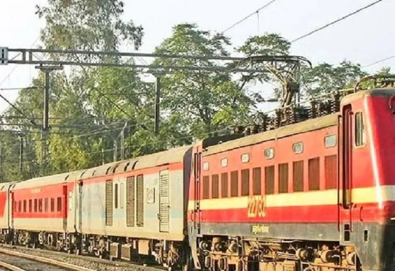 मुरादाबाद : जनसाधारण एक्सप्रेस 9 घंटा लेट, यात्री परेशान