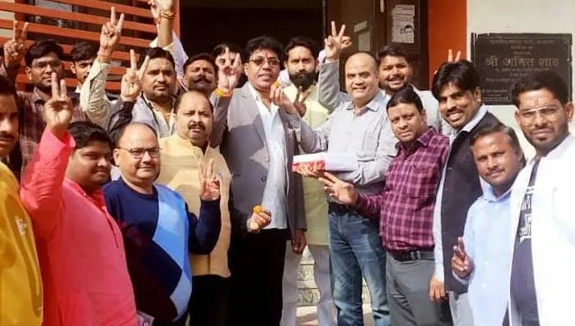 कासगंज: जीत के जश्न में डूबे भाजपाई, बांटी मिठाइयां, छोड़े पटाखे 