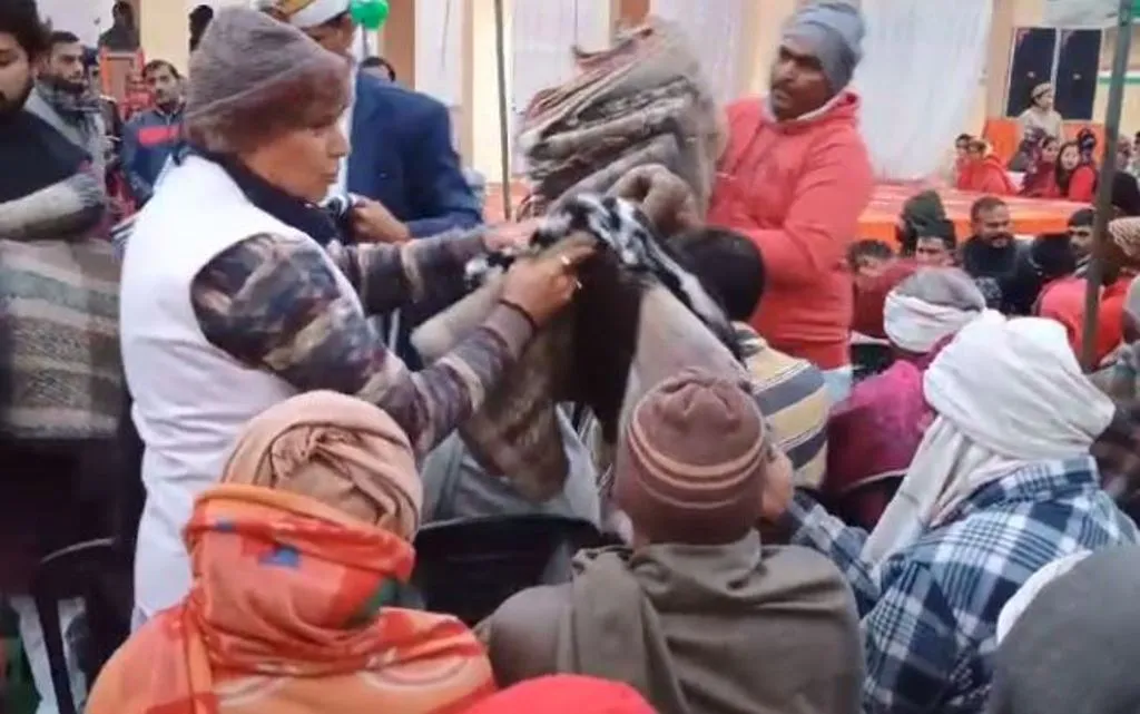 बिजनौर: धर्मवीर प्रजापति ने जिला जेल में असहाय कैदियों को कंबल और गर्म कपड़े किए वितरित 