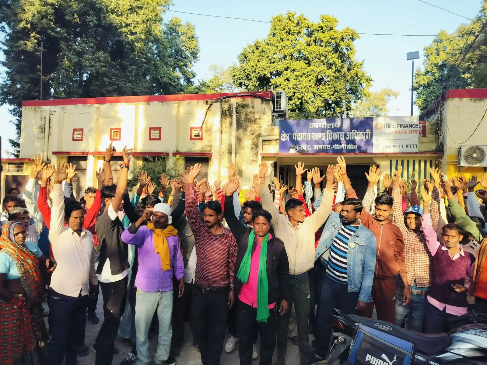 पीलीभीत: कोटा आवंटन में धांधली का आरोप, बोले - पुलिस डराकर भगाती रही... ग्रामीणों का विरोध