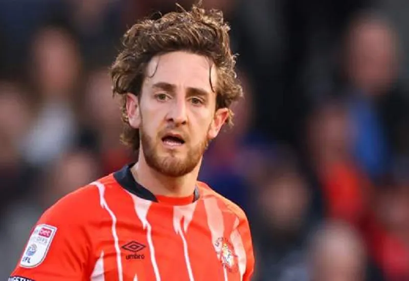 ल्यूटन के कप्तान लॉकयर को मैदान पर पड़ा दिल का दौरा, मैच रद्द 