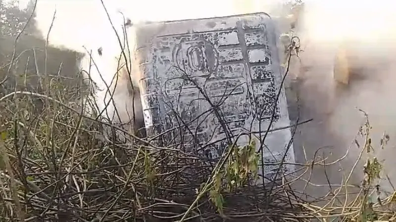 Fatehpur Fire: ओवरलोड ट्रक का पहिया फटने से हुआ अनियंत्रित… आग लगने पर चालक और खलासी ने कूदकर बचाई जान