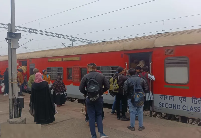 मुरादाबाद : ठंड में ट्रेनों का इंतजार पड़ रहा भारी, स्टेशन पर ठिठुर रहे यात्री