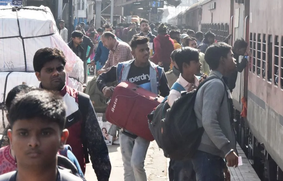 बरेली: ट्रेनों का हाल... एक तो पैर रखने की जगह नहीं, ऊपर से 15-15 घंटे लेट