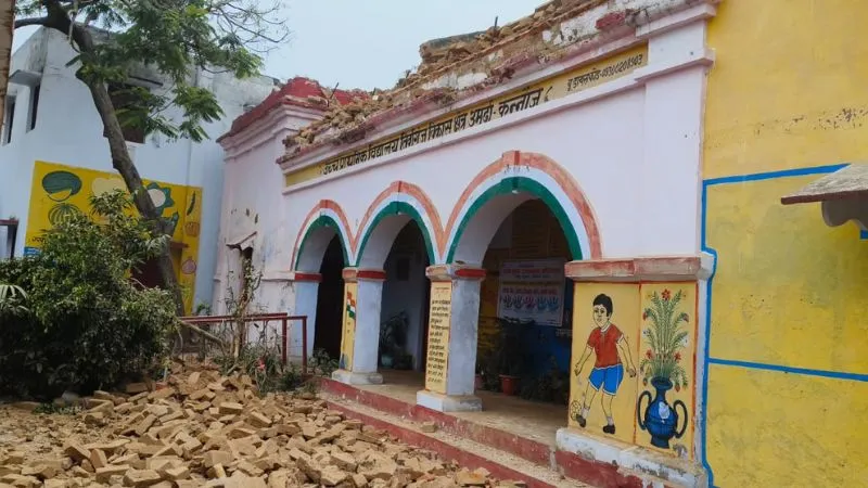 Kannauj News: प्राथमिक विद्यालय की जर्जर बिल्डिंग की बाउंड्री वाल भरभराकर गिरी, टला बड़ा हादसा