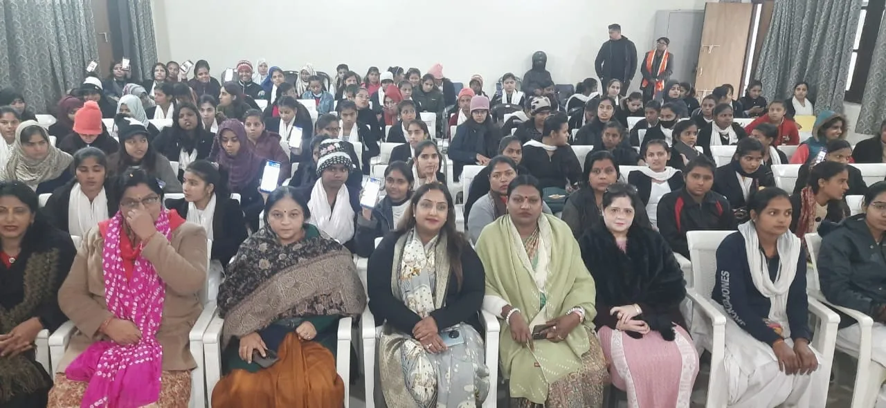 दयानंद डिग्री कॉलेज में मन की बात कार्यक्रम सुनती छात्राएं व अन्य