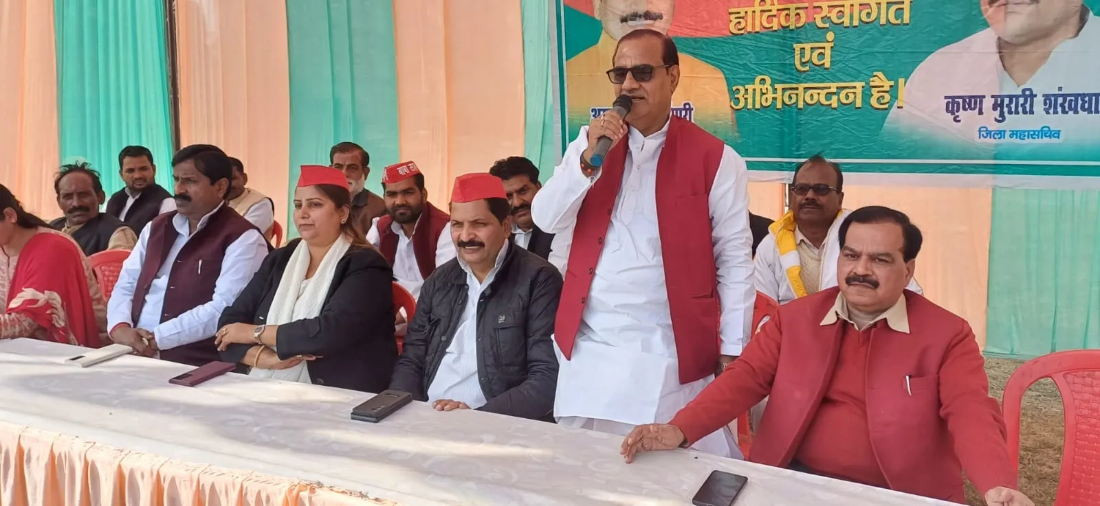 धरने को संबोधित करते गुन्नौर विधायक राम खिलाड़ी सिंह यादव