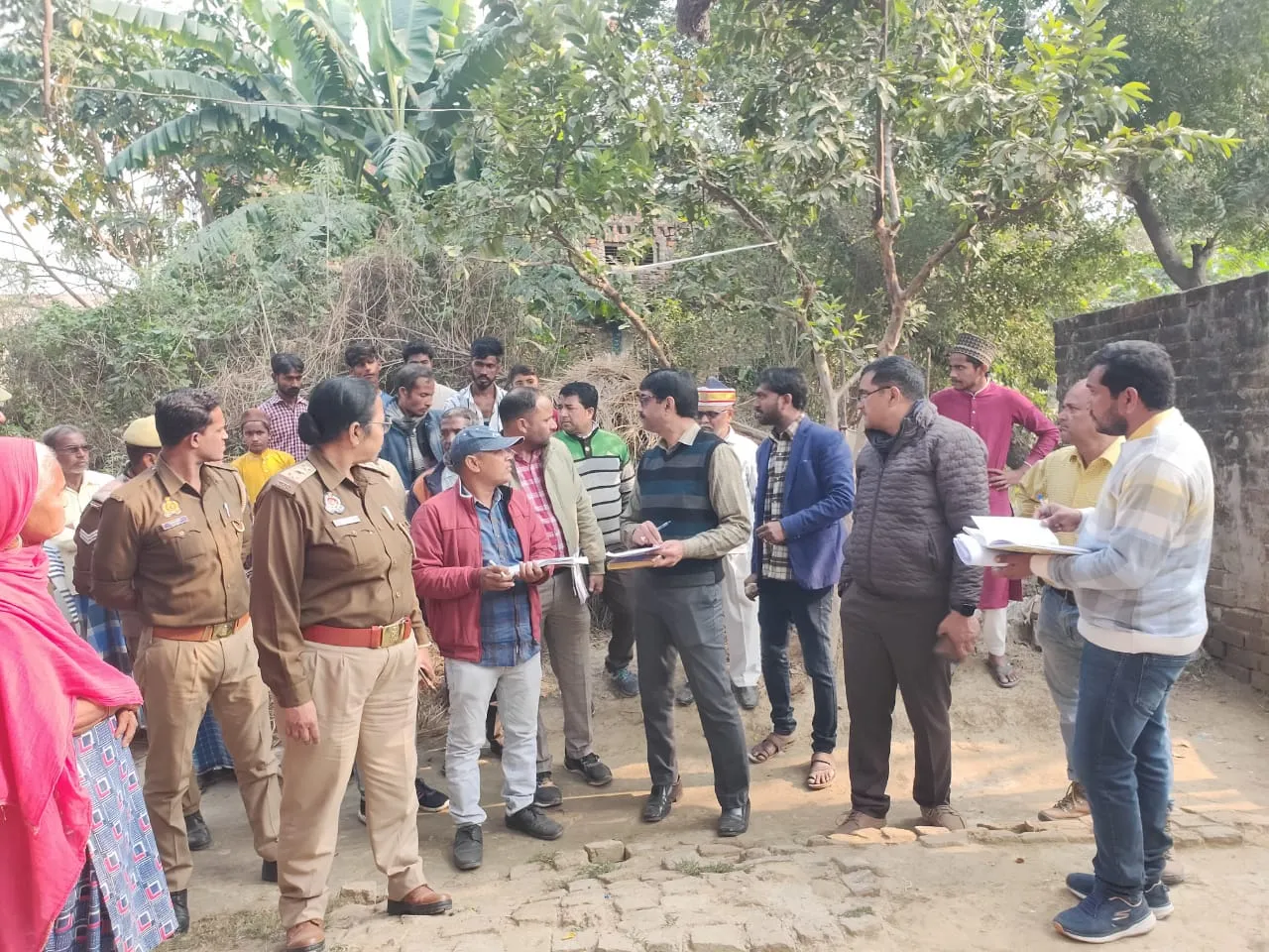 हंगामे के बीच तीन सदस्यीय टीम ने किया बेलवा मिश्र गांव में अनियमितता के आरोपों की जांच