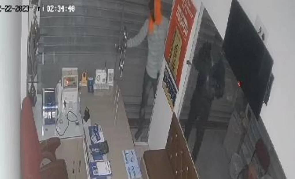 काशीपुर: सरिया-सीमेंट की दुकान से हजारों की नगदी चोरी, CCTV में कैद हुई वारदात