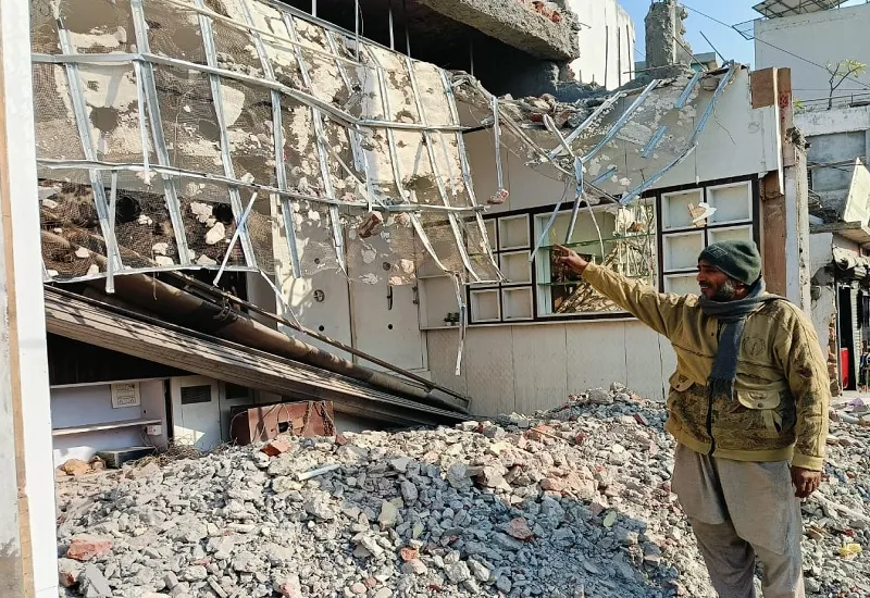 मुरादाबाद : कौन सुनेगा, किसको सुनायें...रोटी के लिए रोटी बेचने का ठौर भी छिना