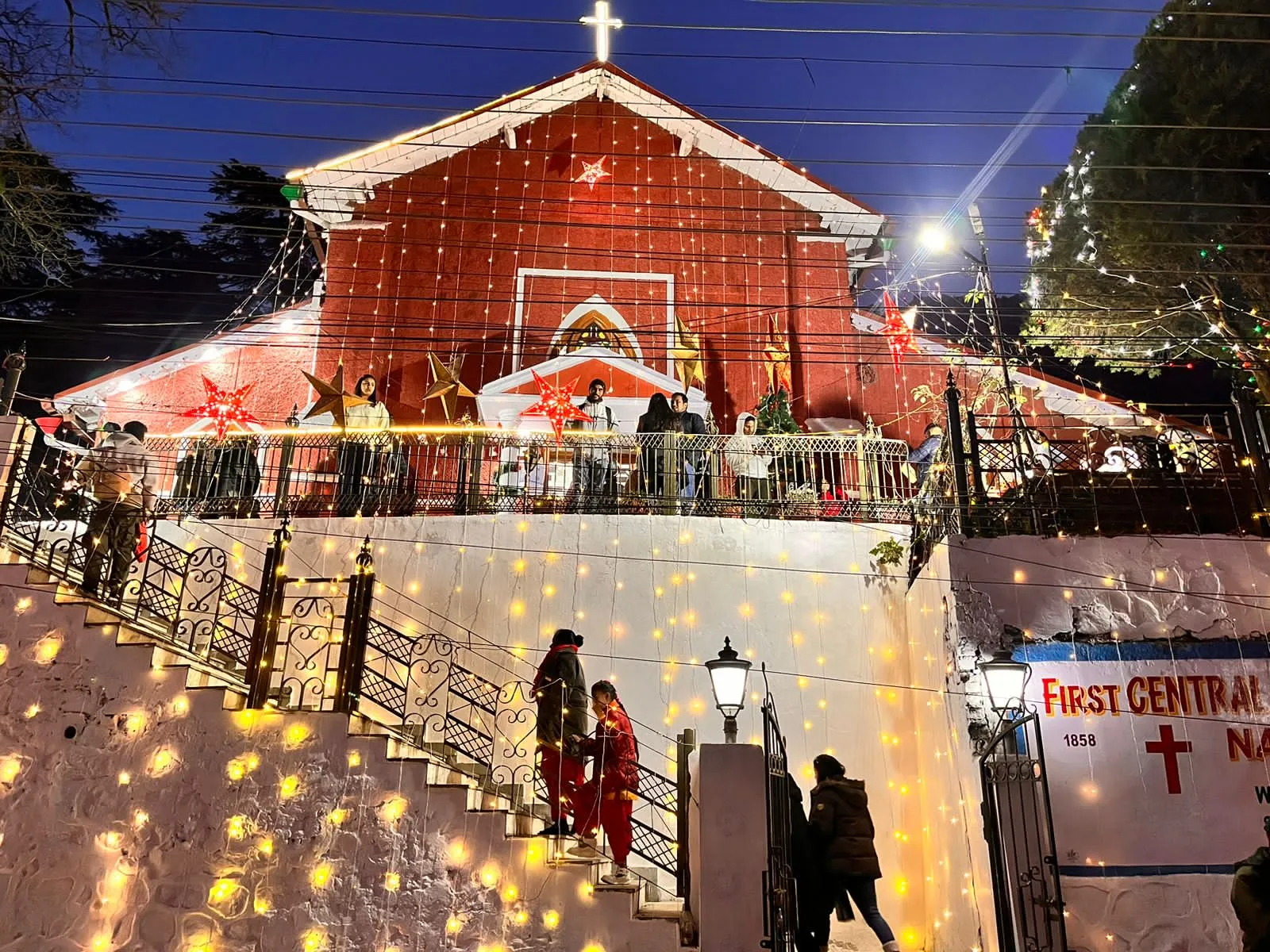 नैनीताल: चर्चों में चरनी सजाने व केक वितरण के साथ हुईं प्रार्थना सभाएं    