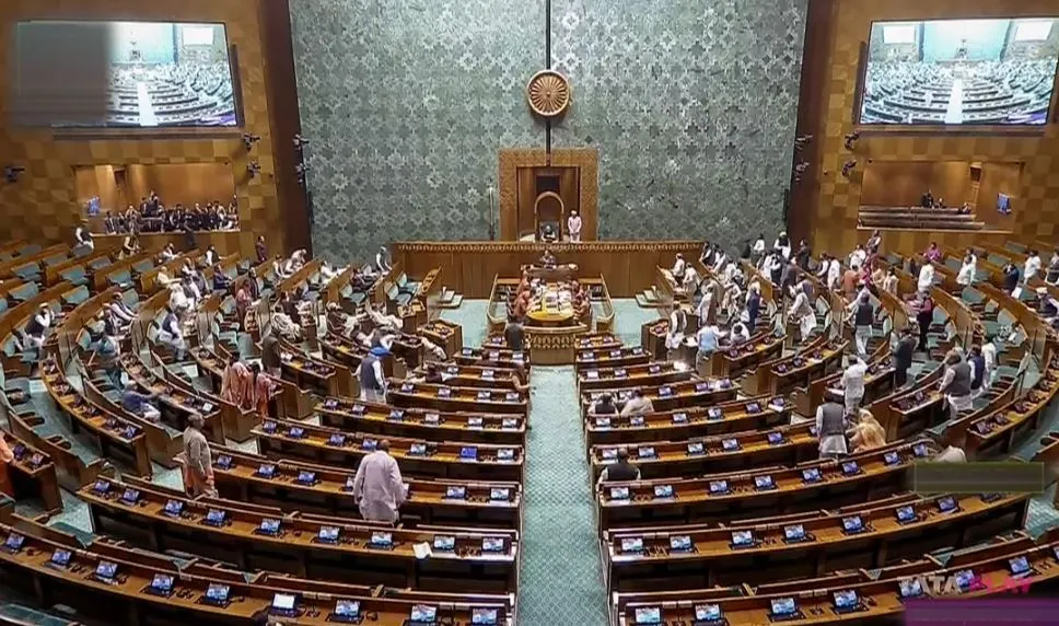 हंगामा करने पर विपक्ष के 33 सांसदों पर एक्शन, लोकसभा से पूरे सत्र के लिए निलंबित