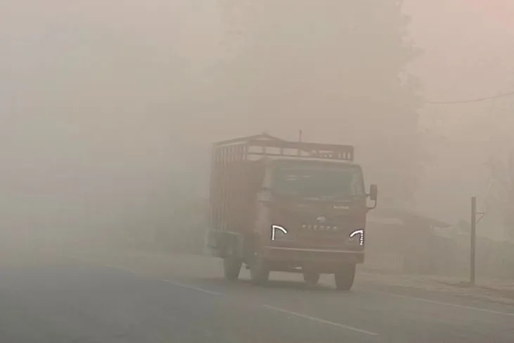 लखीमपुर-खीरी: घना कोहरा, सर्द हवाओं से बढ़ी गलन, शीतलहर के बढ़े आसार