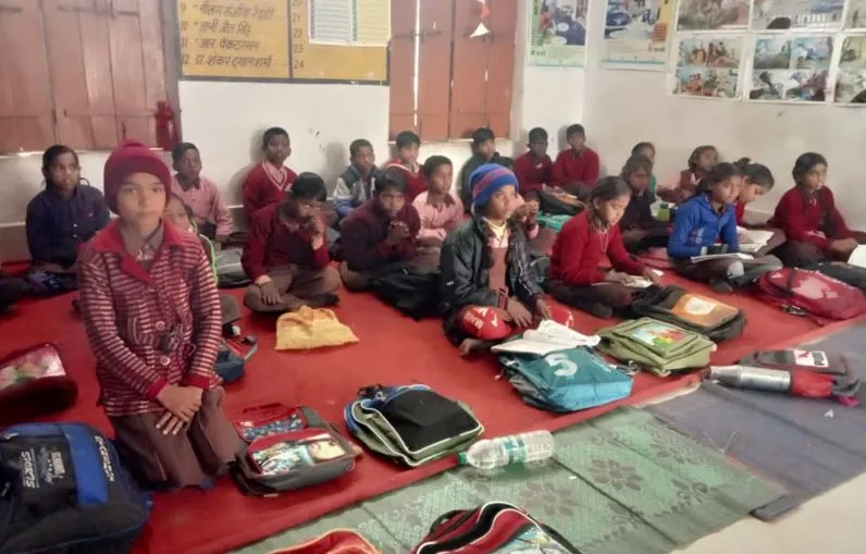 बरेली: सरकारी स्कूलों को स्मार्ट बनाने का दावा...भीषण ठंड में भी फर्श पर बैठ रहे बच्चे