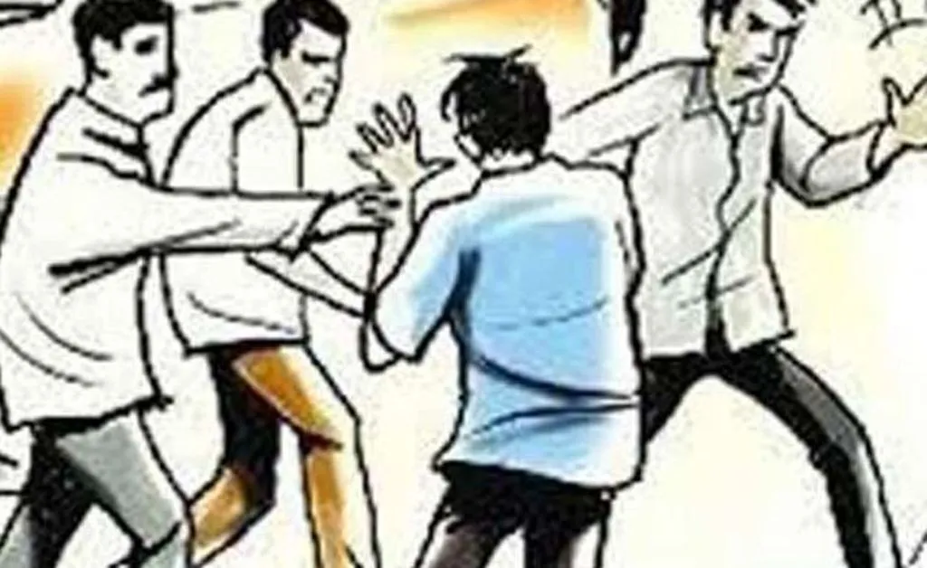 मथुरा: आपसी विवाद के बाद दो पक्षों में मारपीट और पथराव, पुलिस बल तैनात 