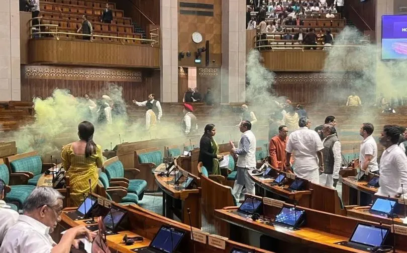 संसद की सुरक्षा में चूक, कार्यवाही के दौरान दर्शक दीर्घा से कूदे दो लोग, फैलाया धुंआ