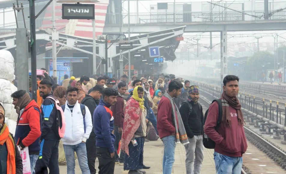 बरेली: कोहरे ने रोकी ट्रेनों की रफ्तार, इंतजार में जंक्शन पर ठिठुरे यात्री
