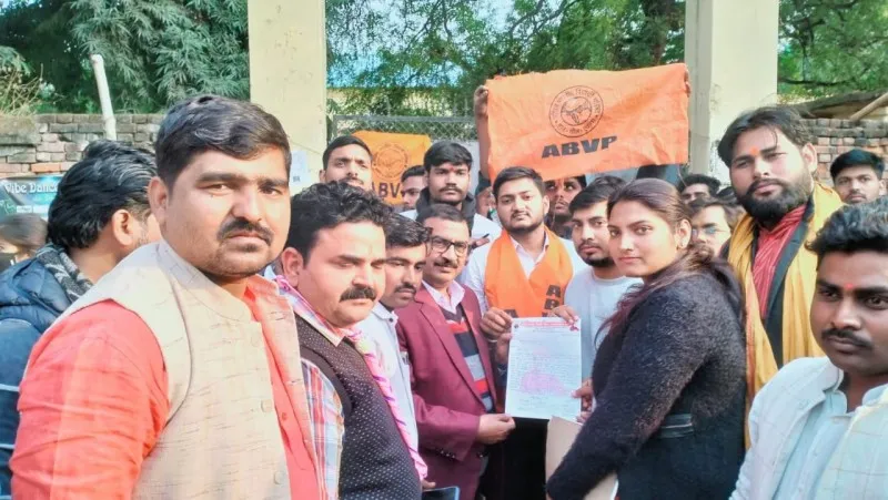 प्रतापगढ़: छात्राओं के टीका लगाकर आने के विरोध पर एबीवीपी ने किया प्रदर्शन