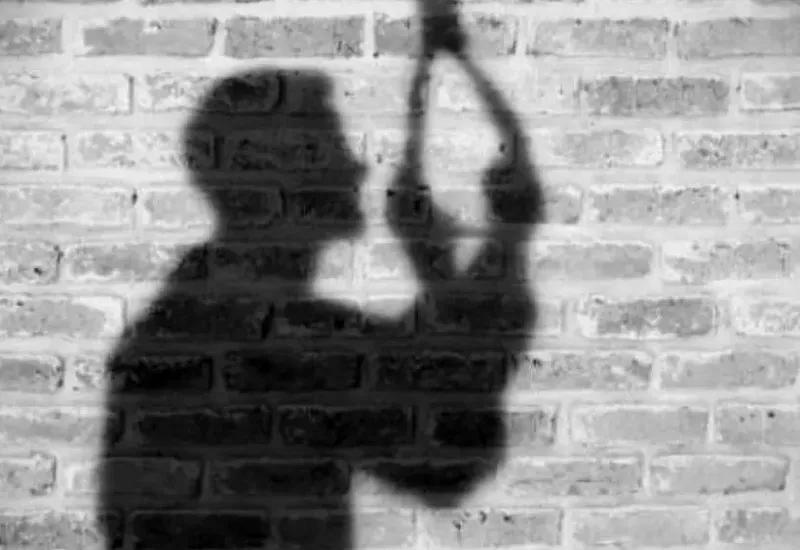 अमरोहा : फंदे पर लटका मिला फैक्ट्री कर्मी का शव, पत्नी हिरासत में