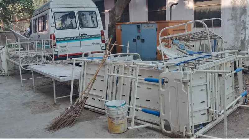 Fatehpur: 212 करोड़ के मेडिकल कालेज के हास्टल में जमीन में सो रहे छात्र, जिला अस्पताल के कंडम बेडों को कराया जा रहा दुरुस्त