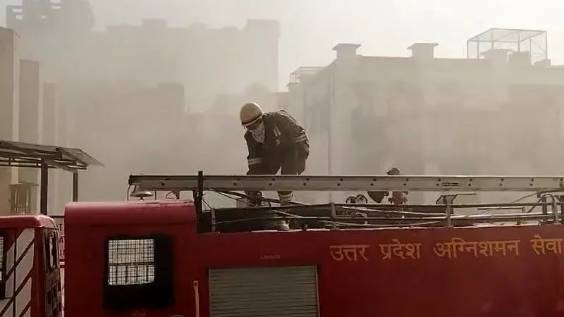  SGPGI: मरीजों को शिफ्ट करने में जान पर खेल गये डॉक्टर और नर्स, बच्चे को बचाने में डॉ. संदीप को तोड़ना पड़ा दरवाजा