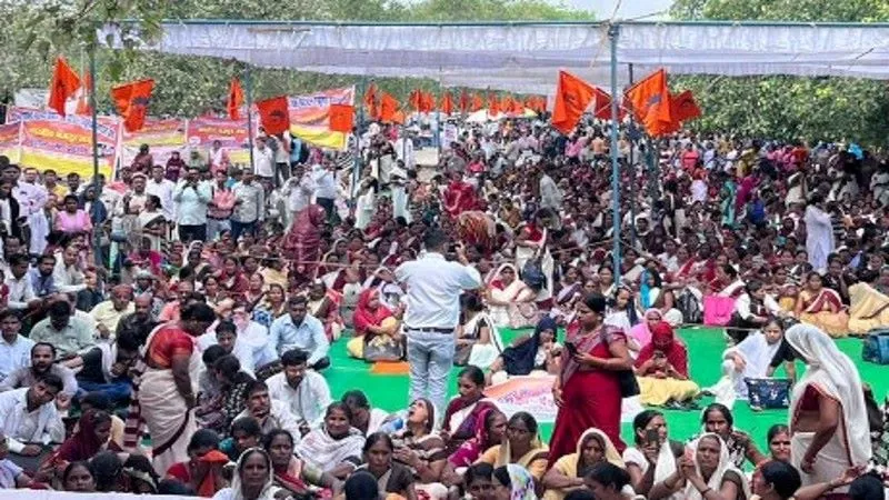 लखनऊ : लाखों कर्मचारियों की मांगों को लेकर नहीं साफ है सरकार का रुख, दिल्ली में जुटेंगे 50 हजार से अधिक संविदाकर्मी