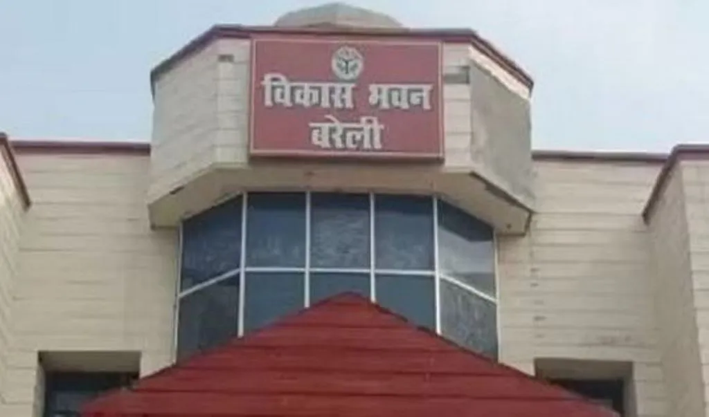 विकास भवन: मनमानी पास...बायोमैट्रिक व्यवस्था 'फेल'