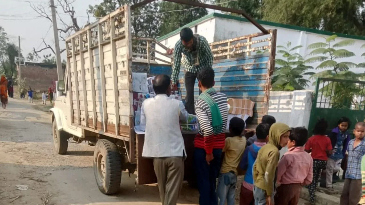 बहराइच: अंतिम समय में छात्रों को वितरित किया जा रहा पुस्तक