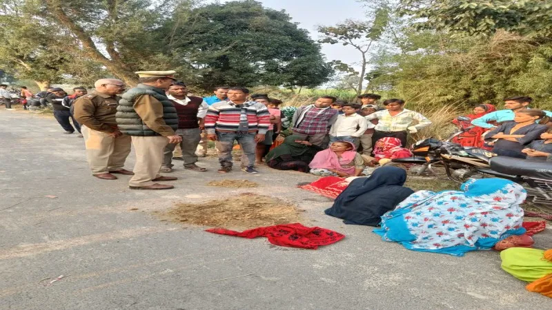बहराइच: ट्रैक्टर ने बाइक में मारी टक्कर, महिला की मौत